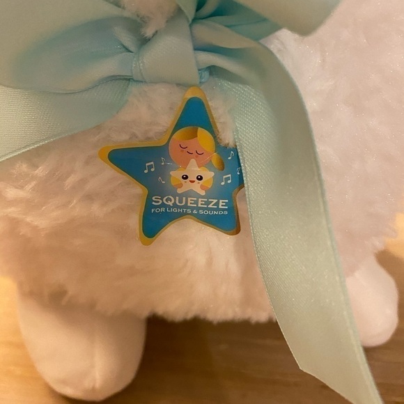 Vintage white 15” lambFAO Schwarz! Furr white & soft. Blue lights so endearing. - Picture 2 of 8